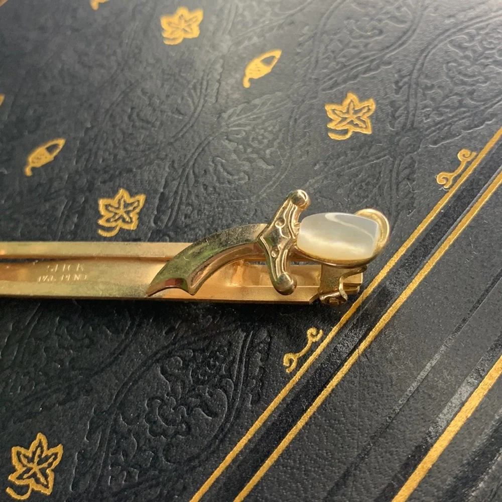 Vintage gold tone metal SLICK tie clip with Mother of Pearl daggers / knives - Picture 12 of 13